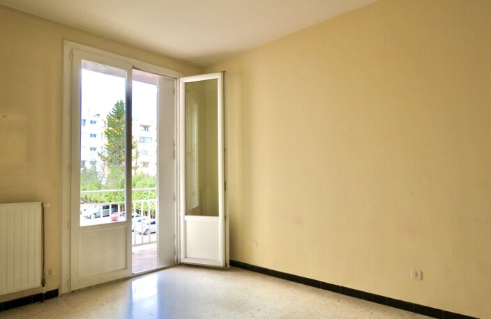 Grand F2 avec balcon idéalement placé — photo 5