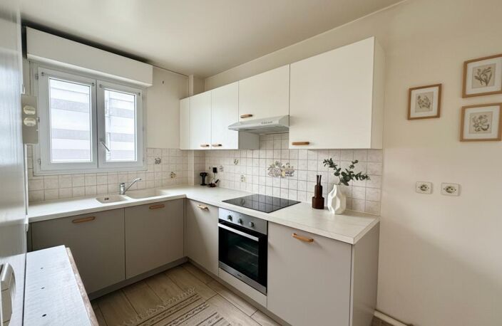 Appartement trois pièces lumineux avec balcon et box à Bondy Proche RER E — photo 2
