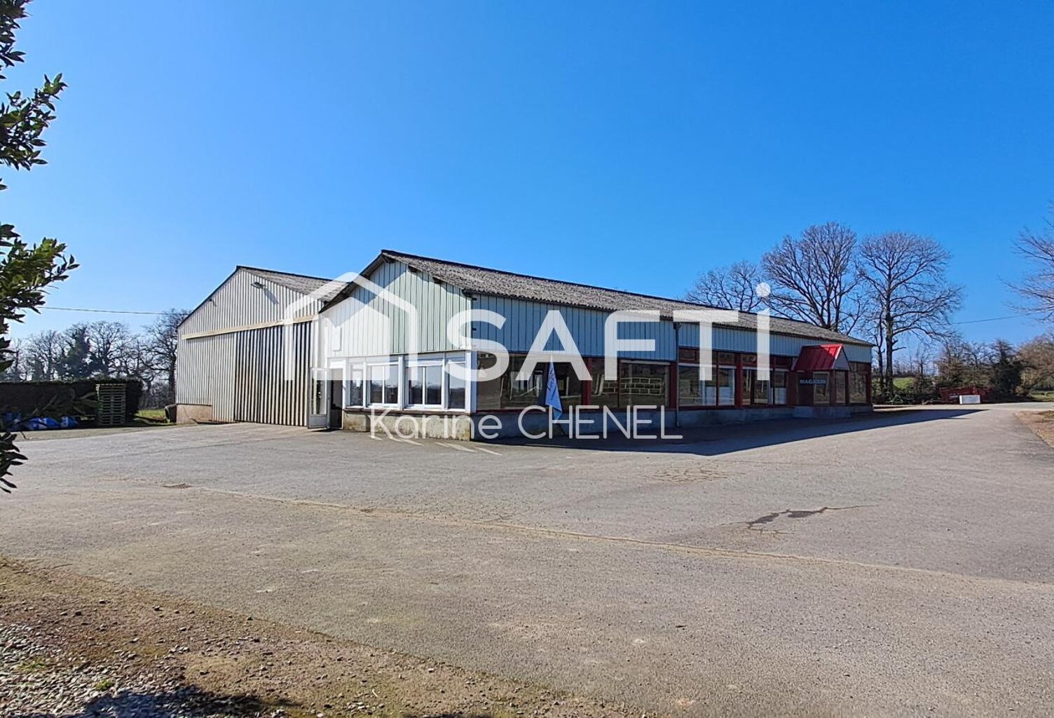 Locals d'activités de 1000m² sur 6675m² terrain — photo 1