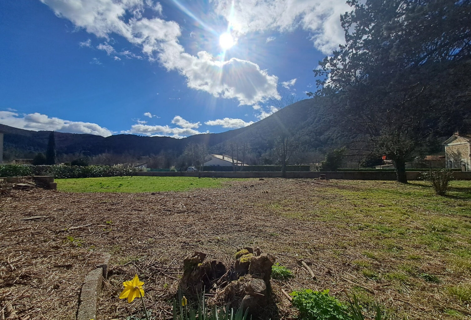 Terrain à bâtir en centre village — photo 1