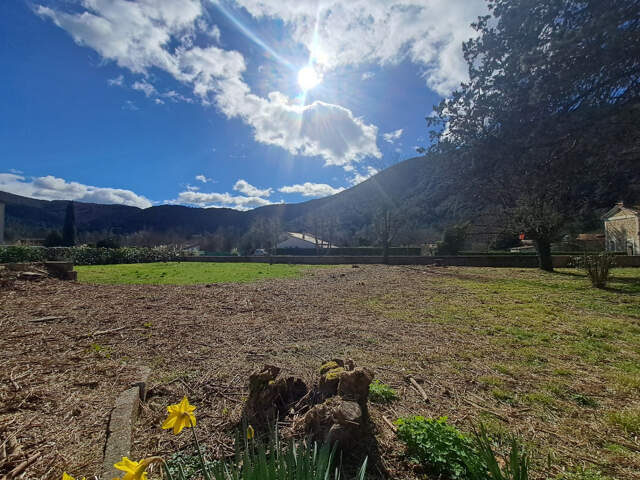 Terrain à bâtir en centre village — photo du bien