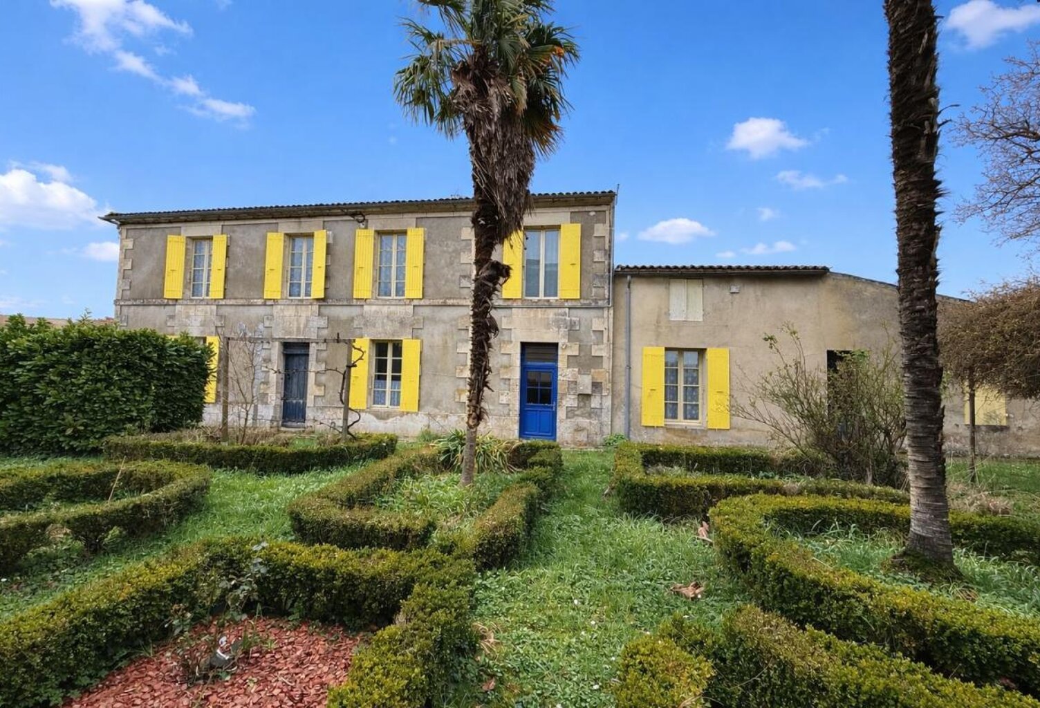 Maison charentaise 5 pièces avec 1 926m2 de terrain divisible CENTRE VILLE DE COZES — photo 1