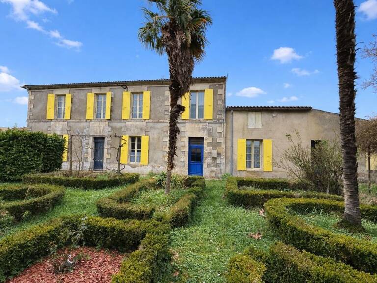 Maison charentaise 5 pièces avec 1 926m2 de terrain divisible CENTRE VILLE DE COZES — photo 1
