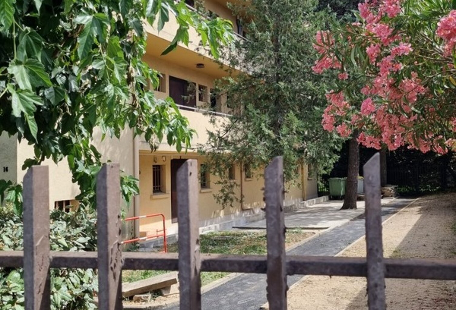Bel immeuble de rapport quartier résidentiel — photo 1