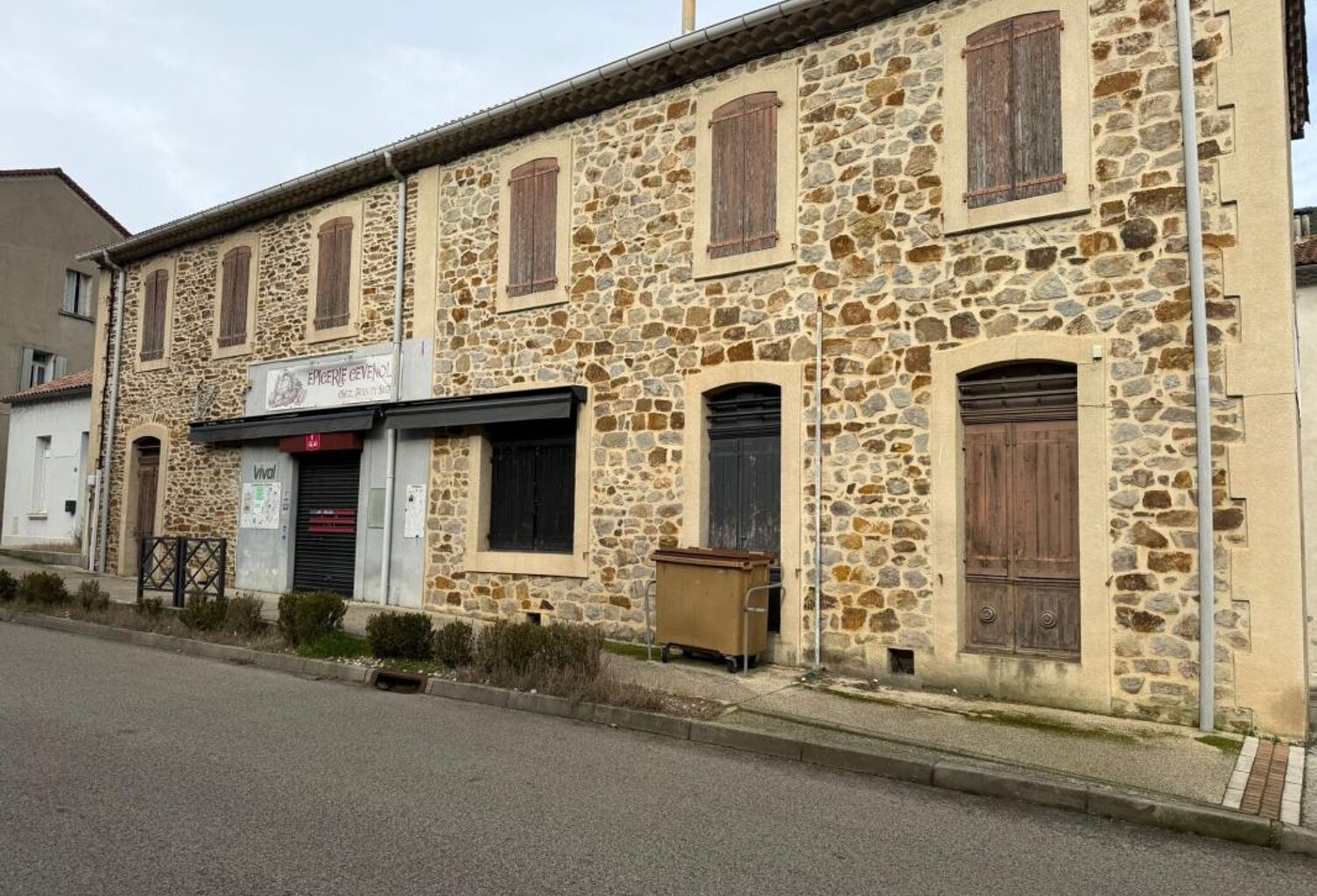 🏪✨ OPPORTUNITÉ RARE – IMMEUBLE COMMERCIAL + HABITATION – FORT POTENTIEL ✨🏪 — photo 1