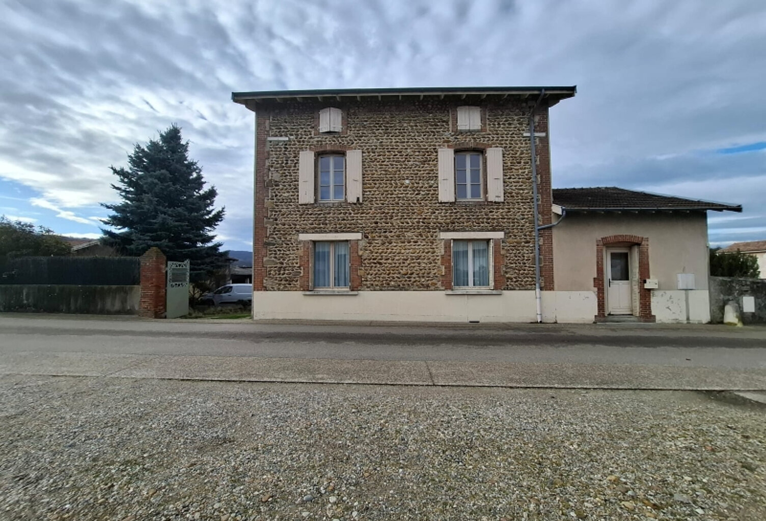 Maison de 128m² , dépendances de 120m² et terrain de 800m² — photo 1