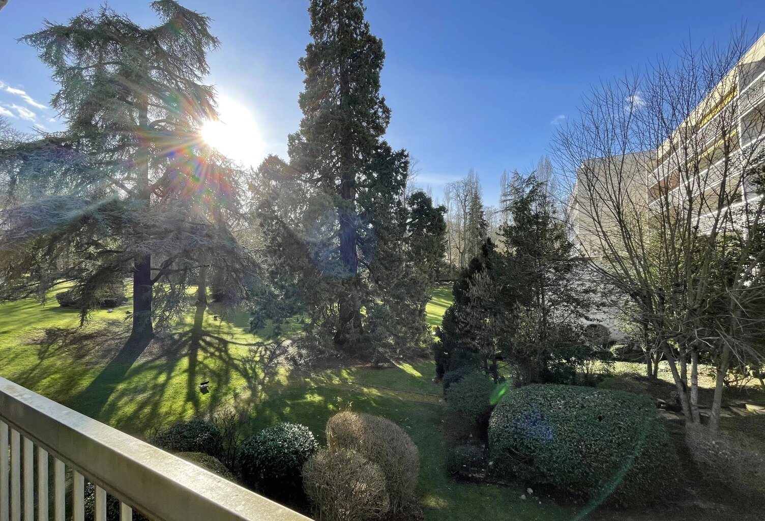 Appartement familial traversant, terrasse de 22 m², 4 chambres, double box et vue sur parc — photo 1