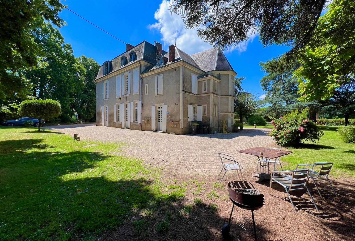 Au coeur du Lot-et-Garonne, à Villeneuve-sur-Lot, à proximité de cinq villages classés parmi « Les Plus Beaux Villages de France », remarquable propriété de prestige composée d'un manoir du XVII? siècle d'environ 410 m², de dépendances aménagées en gîtes — photo 1