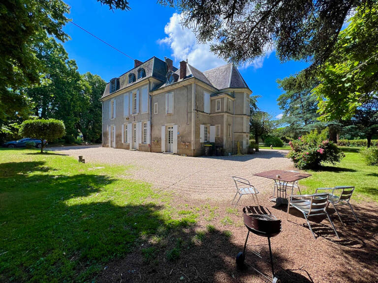Au coeur du Lot-et-Garonne, à Villeneuve-sur-Lot, à proximité de cinq villages classés parmi « Les Plus Beaux Villages de France », remarquable propriété de prestige composée d'un manoir du XVII? siècle d'environ 410 m², de dépendances aménagées en gîtes — photo 1