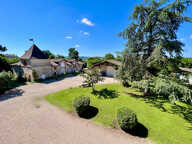 Au coeur du Lot-et-Garonne, à Villeneuve-sur-Lot, à proximité de cinq villages classés parmi « Les Plus Beaux Villages de France », remarquable propriété de prestige composée d'un manoir du XVII? siècle d'environ 410 m², de dépendances aménagées en gîtes — photo 2