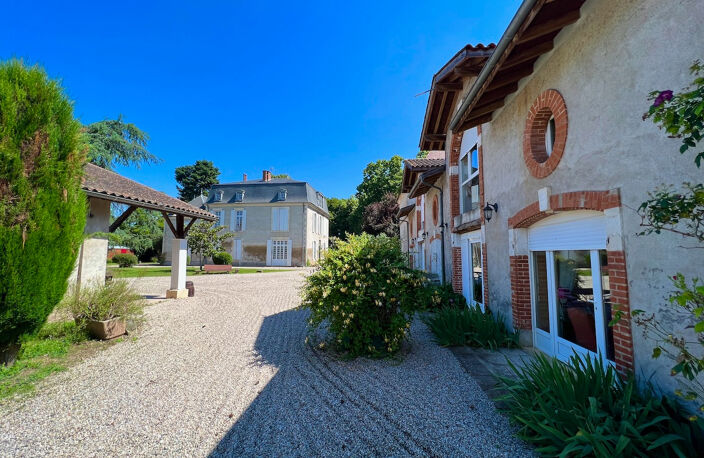 Au coeur du Lot-et-Garonne, à Villeneuve-sur-Lot, à proximité de cinq villages classés parmi « Les Plus Beaux Villages de France », remarquable propriété de prestige composée d'un manoir du XVII? siècle d'environ 410 m², de dépendances aménagées en gîtes — photo 4