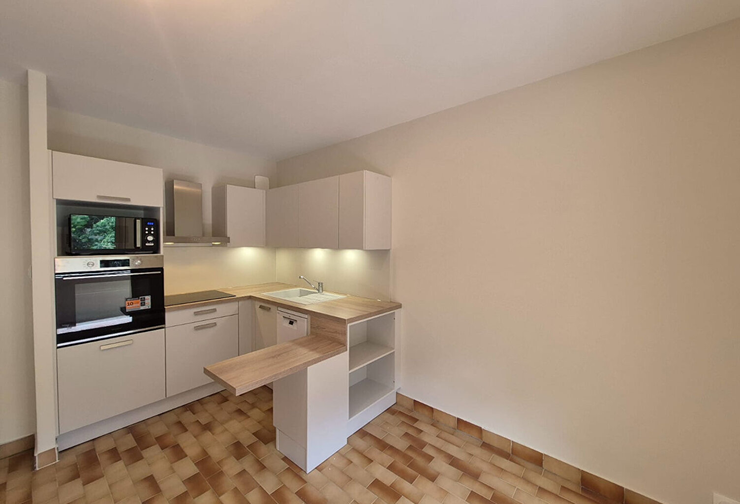 A VENDRE UN APPARTEMENT DE TYPE 2 DANS LE CENTRE DE CARRY-LE-ROUET AVEC UNE PLACE DE PARKING — photo 1