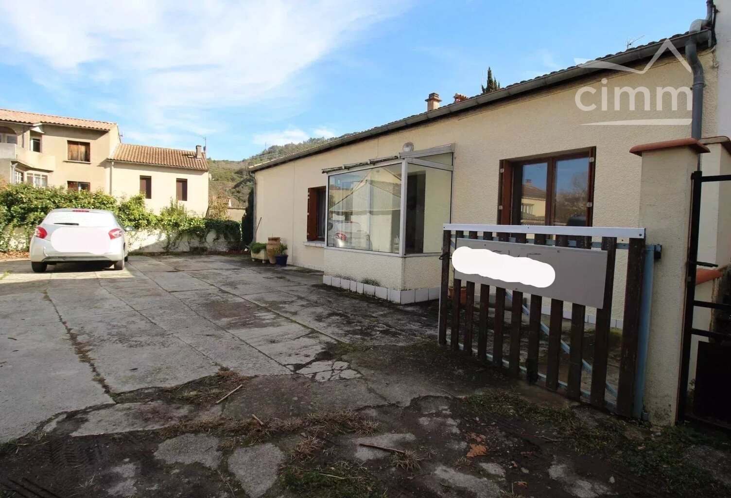 A vendre maison de plain pied avec jardin, atelier et garages — photo 1