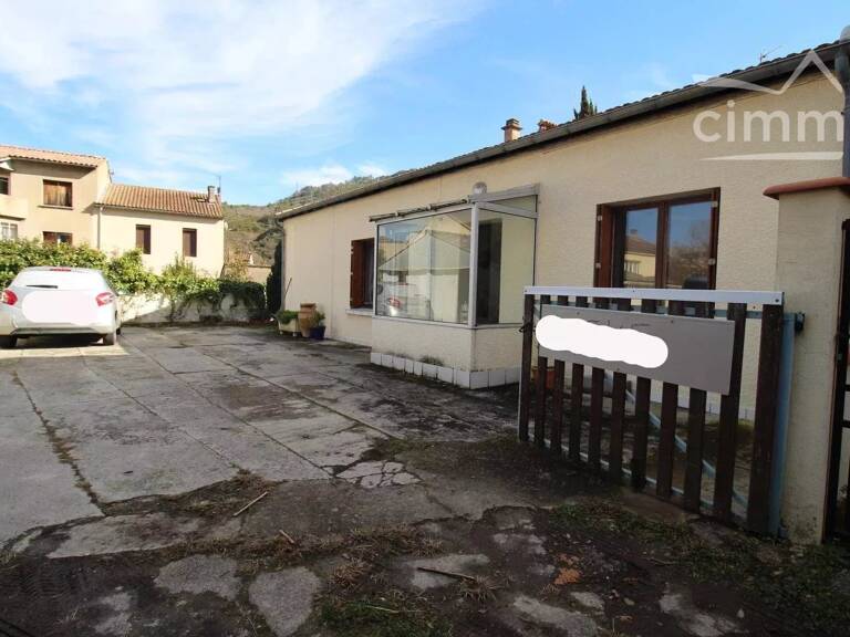 A vendre maison de plain pied avec jardin, atelier et garages — photo 1