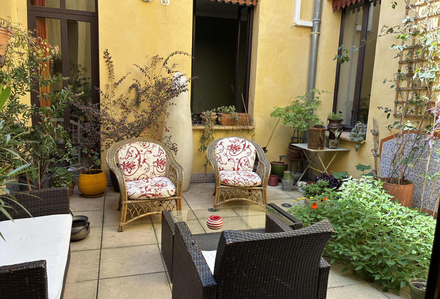 Nimes , P4 de 137 m2 avec patio lumineux en coeur de ville — photo 1