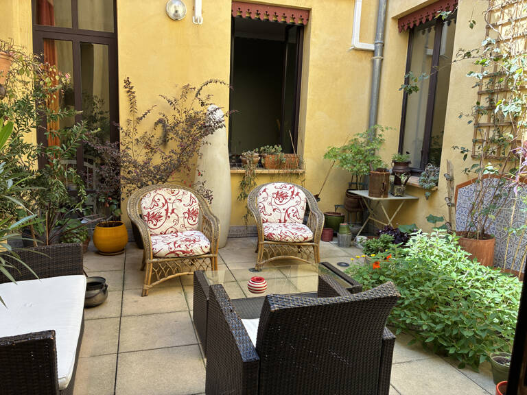 Nimes , P4 de 137 m2 avec patio lumineux en coeur de ville — photo 1
