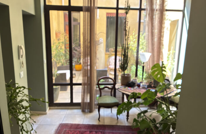 Nimes , P4 de 137 m2 avec patio lumineux en coeur de ville — photo 5