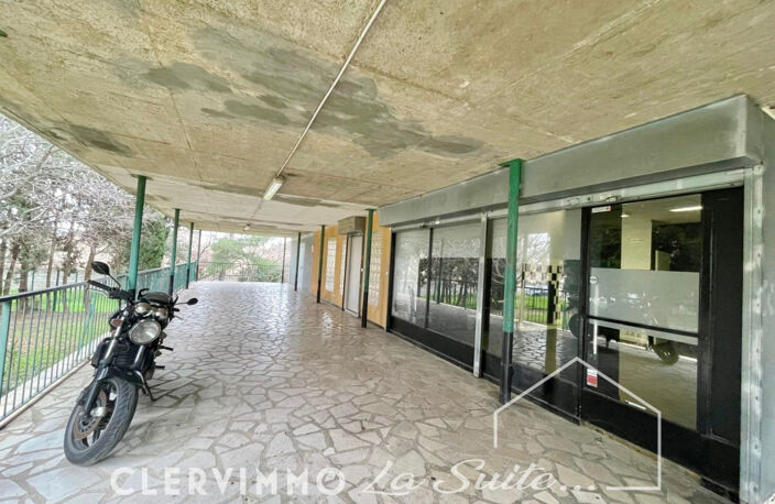 MURS COMMERCIAUX 118 M2 BOIS LE MAITRE — photo 2