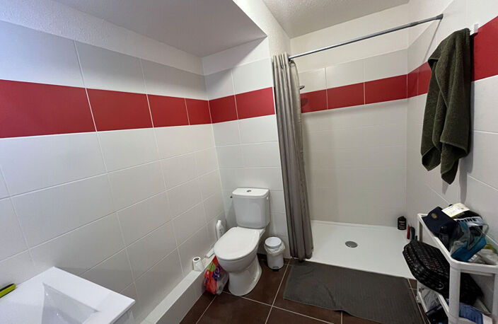 VENDU - Appartement T2 avec deux places de stationnement privatives et terrasse — photo 5