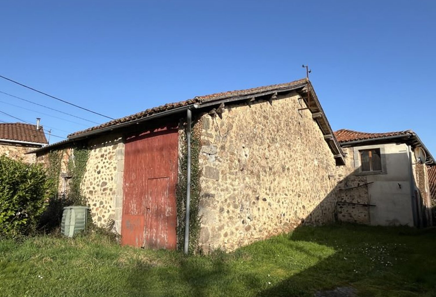 Maison en pierre de 3 pièces principales — photo 1