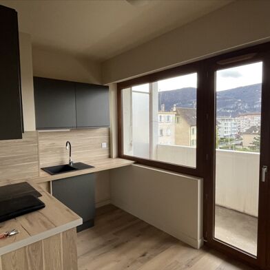 Appartement 1 pièces 910 €