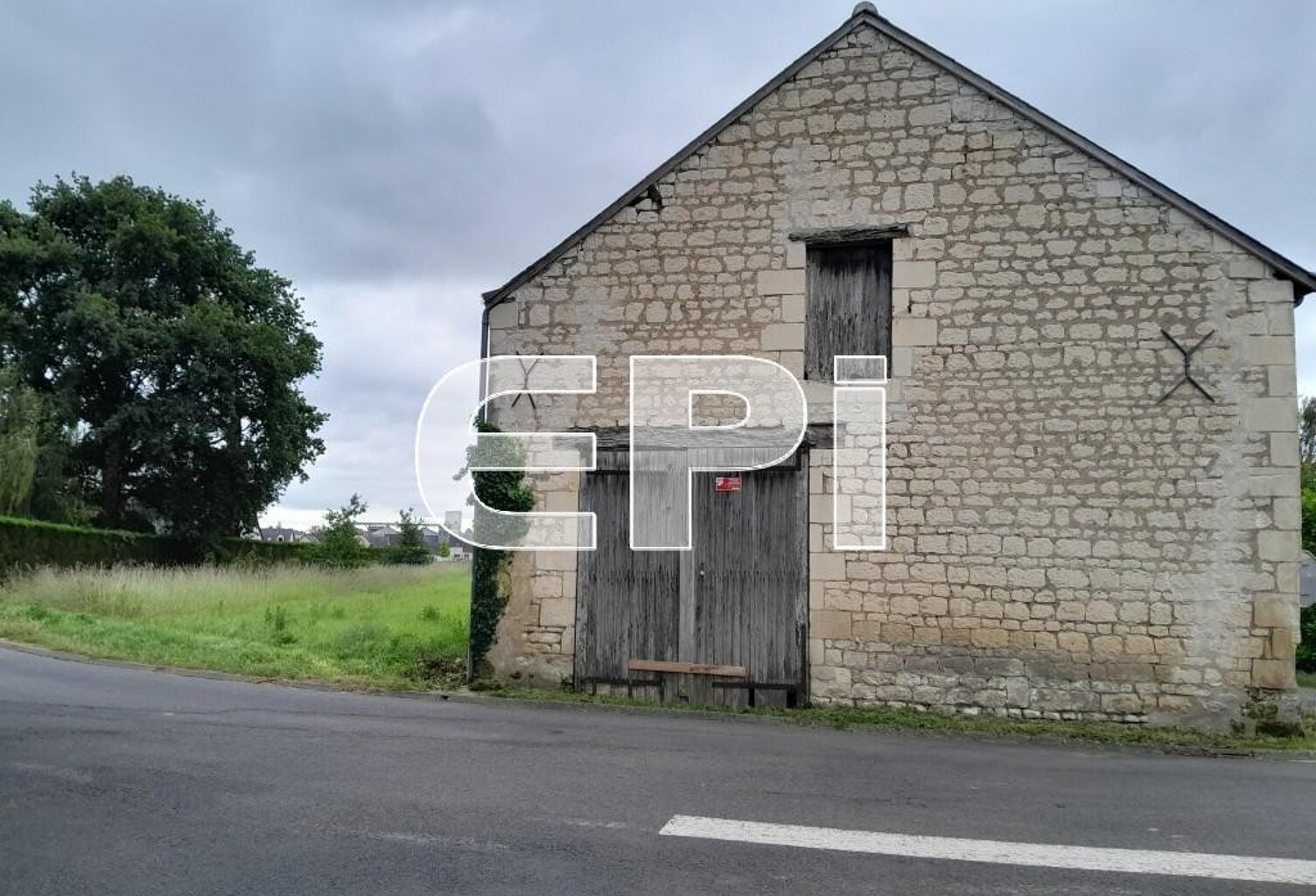 ref9109. Terrain constructible de 2750 m2 non viabilisé. Eau é — photo 1