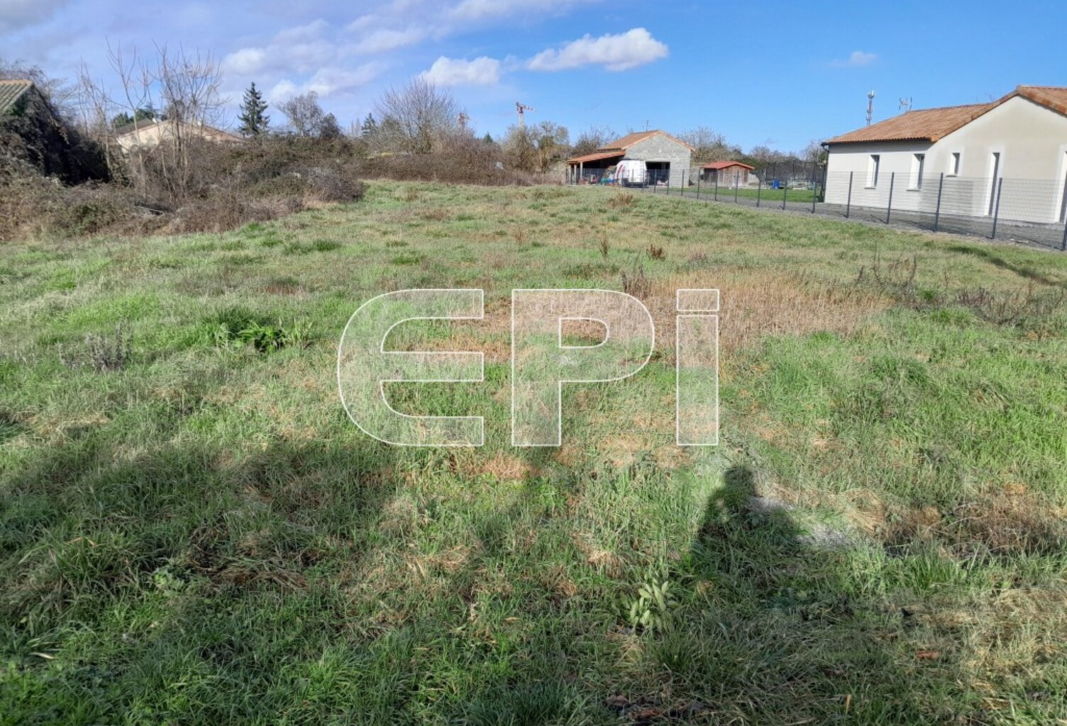 ref9118. Beau terrain constructible à Mirebeau de 1400 m2 parti — photo 1