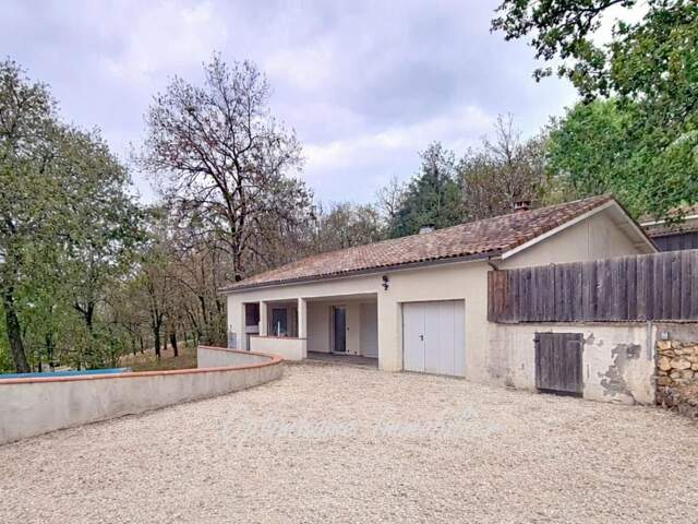 Maison de 2020 avec piscine, garage et jardin dans un environnement calme — photo du bien