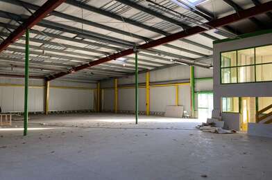 Local industriel  8328 €