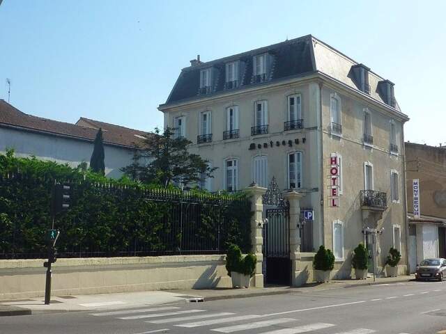 Hôtel particulier à  CARCASSONNE, 18 chambres, 1340 m² habitables avec 2 hangars 668 m², parking, jardin 350 m² — photo du bien