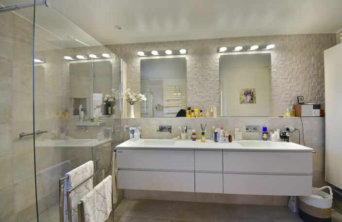 PRIX : 769000€  -  CHASSELAY (69380) - Villa de 191 m² avec garage double - Terrain de 1155 m² — photo 3