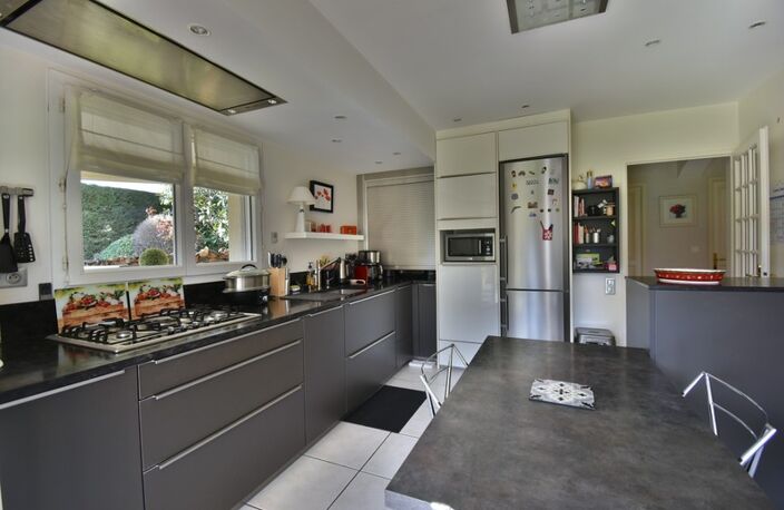 PRIX : 769000€  -  CHASSELAY (69380) - Villa de 191 m² avec garage double - Terrain de 1155 m² — photo 5