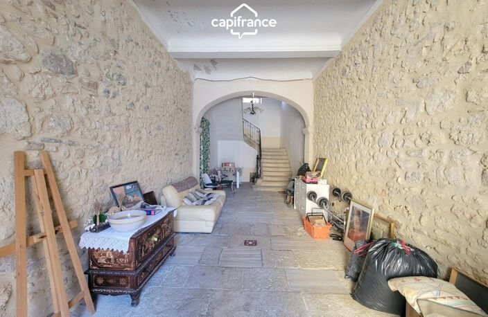 A VENDRE - Maison vigneronne d'une surface plancher de 402m² - Rez-de-chaussée : grand garage + stockage + entrée - 1er étage : logement T4 + grande terrasse - 2nd étage : 113m² à réhabiliter - ROUJAN — photo 2