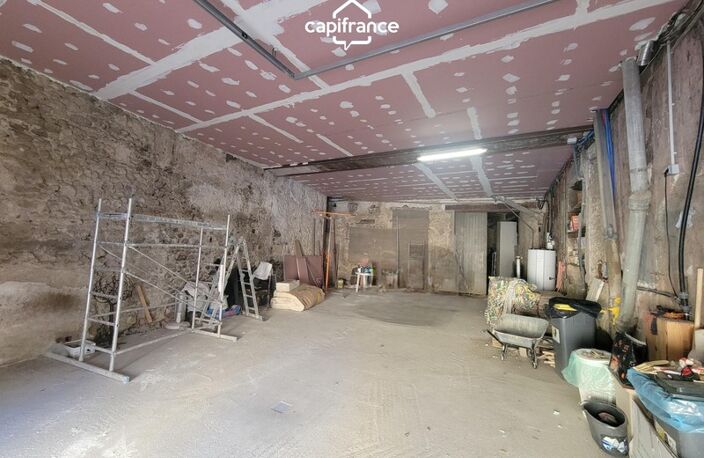 A VENDRE - Maison vigneronne d'une surface plancher de 402m² - Rez-de-chaussée : grand garage + stockage + entrée - 1er étage : logement T4 + grande terrasse - 2nd étage : 113m² à réhabiliter - ROUJAN — photo 3