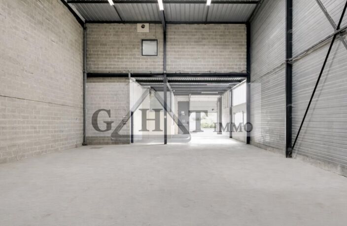 Entrepôt & bureaux 410 m² — photo 2