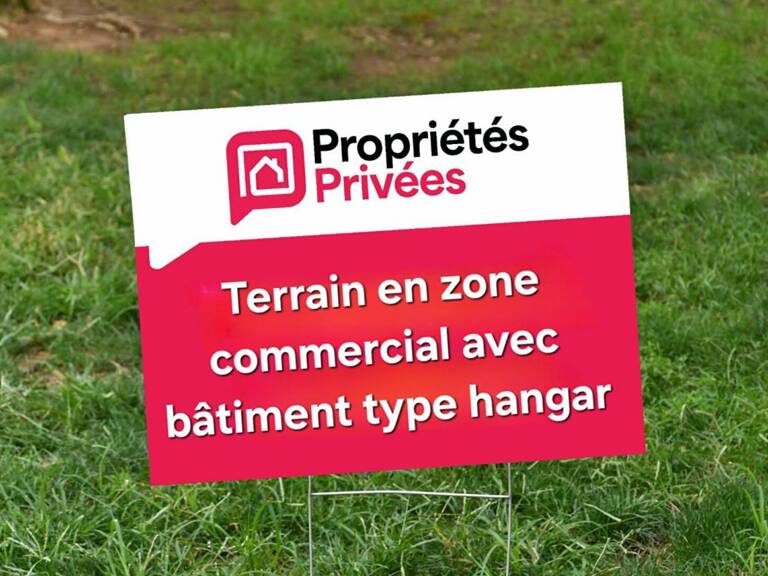 Opportunité unique à Blaye - Terrain en zone commercial avec bâtiment type hangar de 600 m² — photo 1
