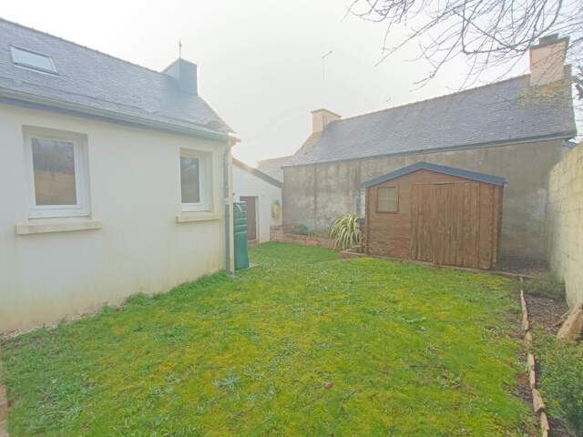 29520 Châteauneuf du Faou maison de bourg habitable de suite, jolie jardin clos sans vis à vis — photo du bien