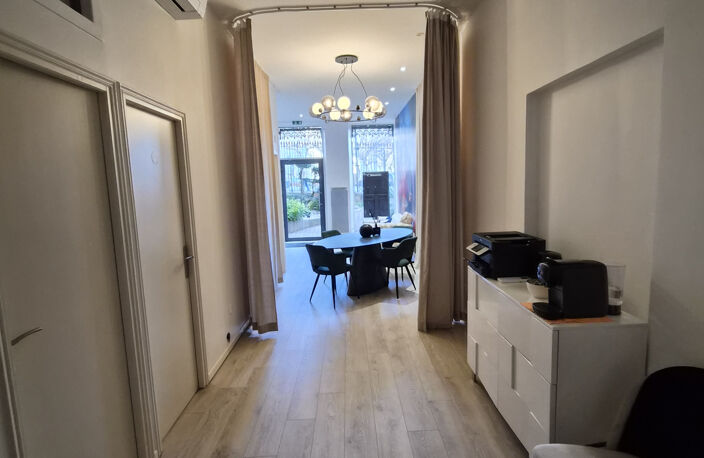Local commercial 65 M2 centre historique — photo 4
