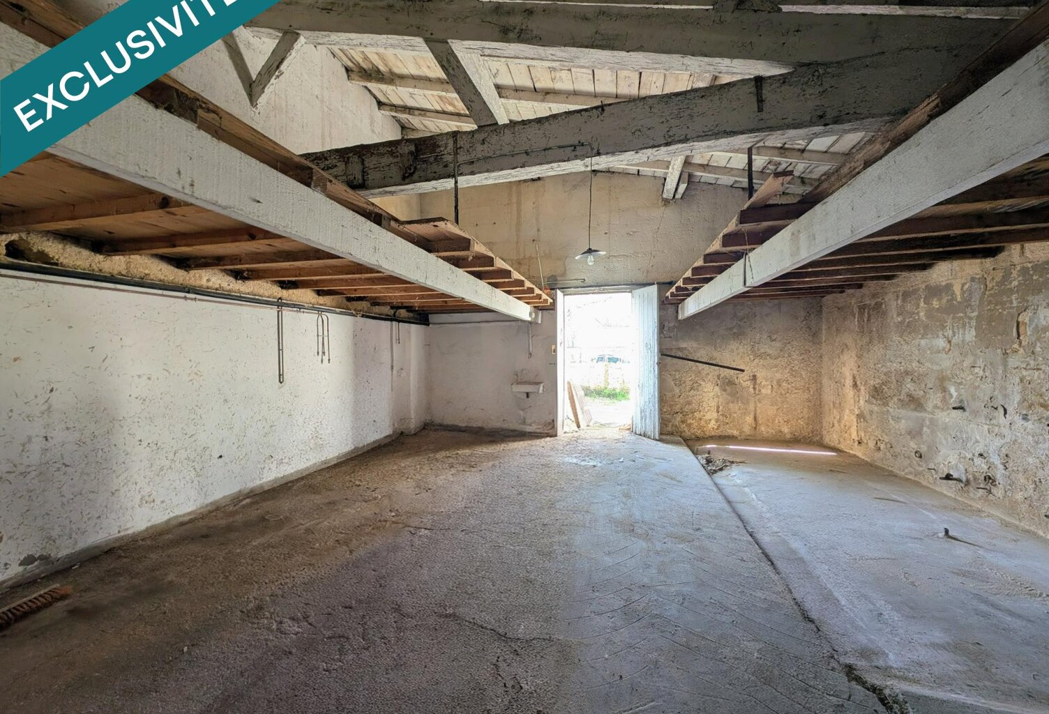 Garage 60 m² avec extérieur — photo 1
