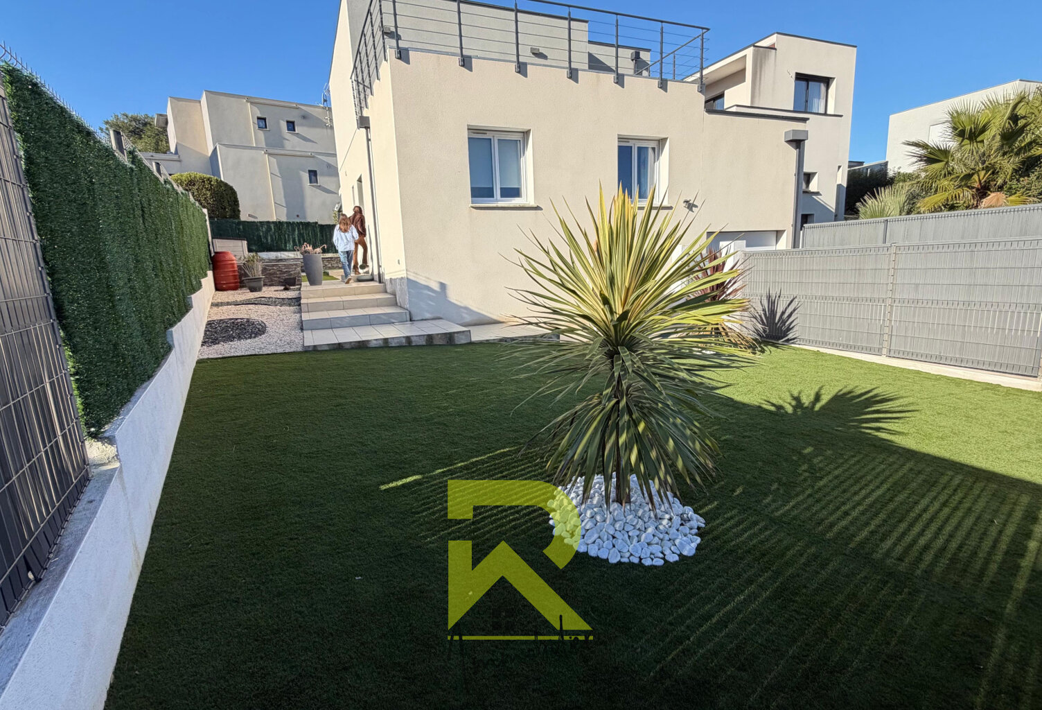 Villa contemporaine avec piscine   Quartier prisé au pied du — photo 1