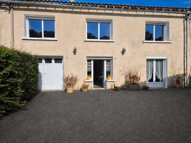 Charmante maison en plein coeur d'Aigre   Idéalement située ! — photo du bien