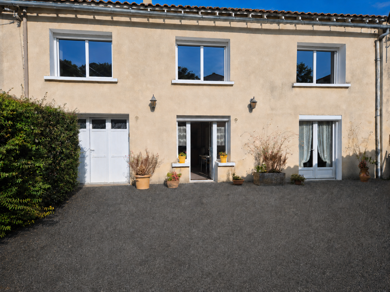Charmante maison en plein coeur d'Aigre   Idéalement située ! — photo 1