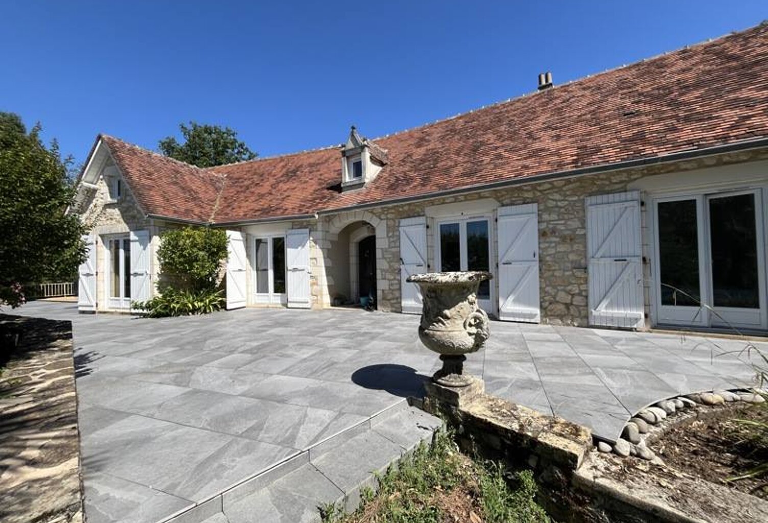 Maison en pierre de 6 pièces principales — photo 1