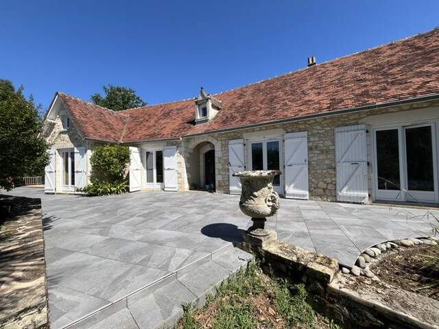 Maison en pierre de 6 pièces principales — photo du bien