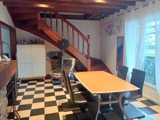 Maison 7 pièces avec terrasse et jardin  - à 5' du centre-ville de Laval (53) — photo du bien