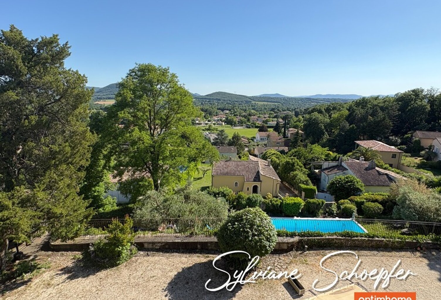 Aux portes de Montélimar : appartement rénové dans un château avec parc privé et piscine — photo 1