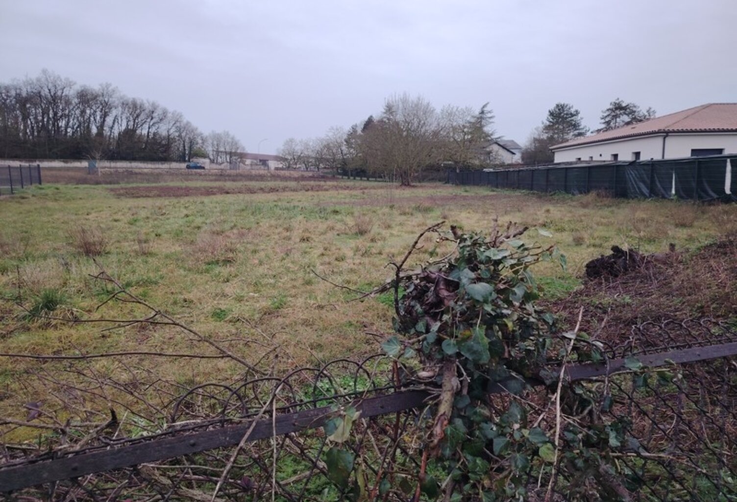 Beau Terrain de 1425 m² Neuville de Poitou proche du centre ville — photo 1