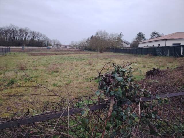 Beau Terrain de 1425 m² Neuville de Poitou proche du centre ville — photo du bien