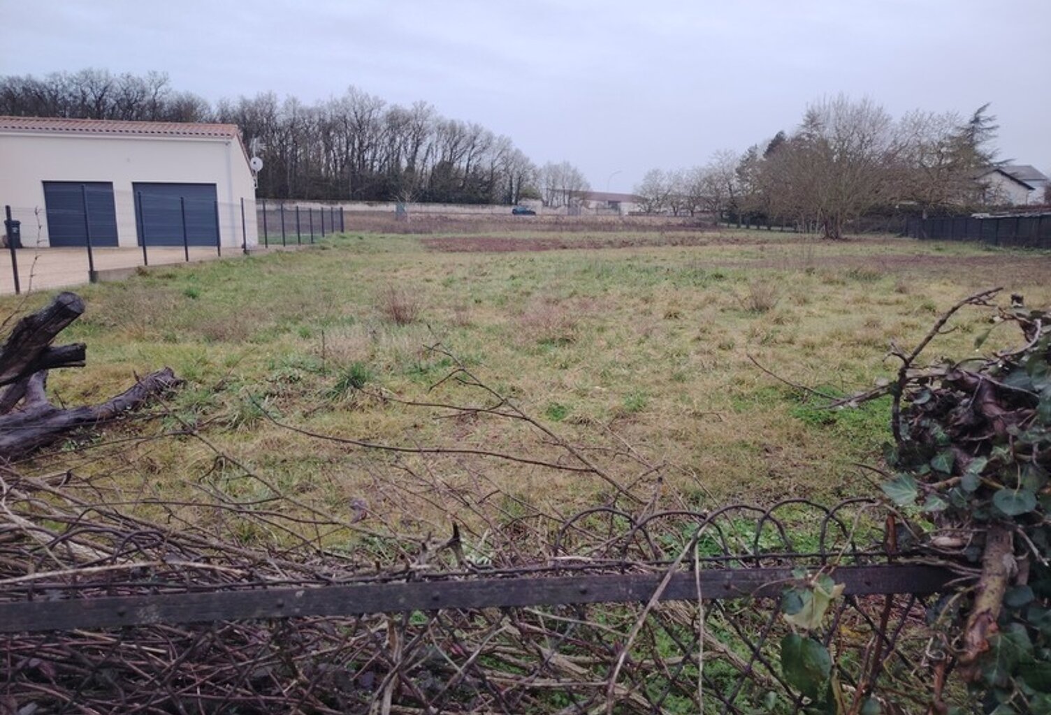 Beau Terrain de 1353 m² Neuville de Poitou proche centre ville — photo 1