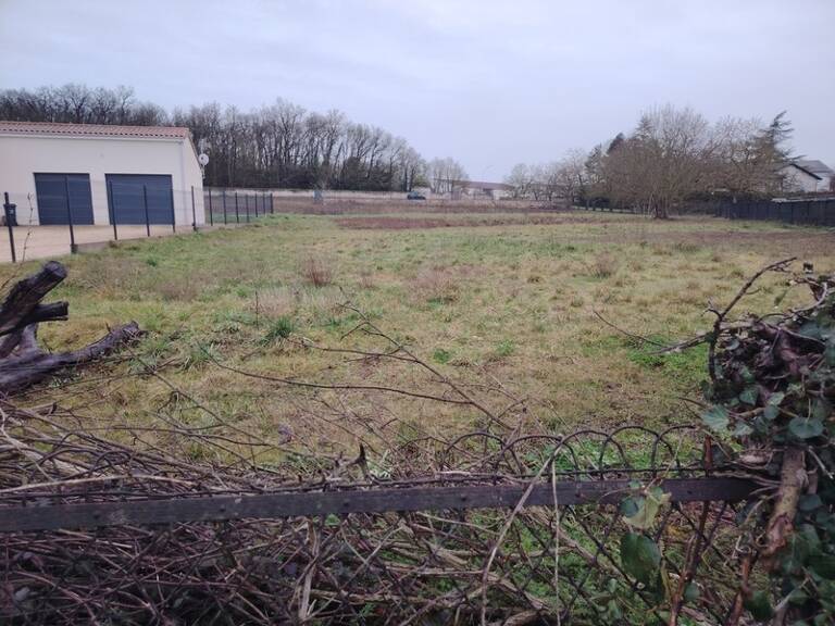 Beau Terrain de 1353 m² Neuville de Poitou proche centre ville — photo 1